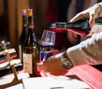 Verre de vin servi par un vigneron lors de l'événement Millévin à Avignon