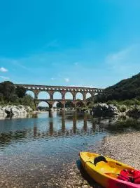 Pose en canoë sur une rive du Gardon avec vue sur le Pont du Gard