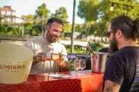 Vigneron servant un verre de vin à un visiteur au Jeudi'Vin