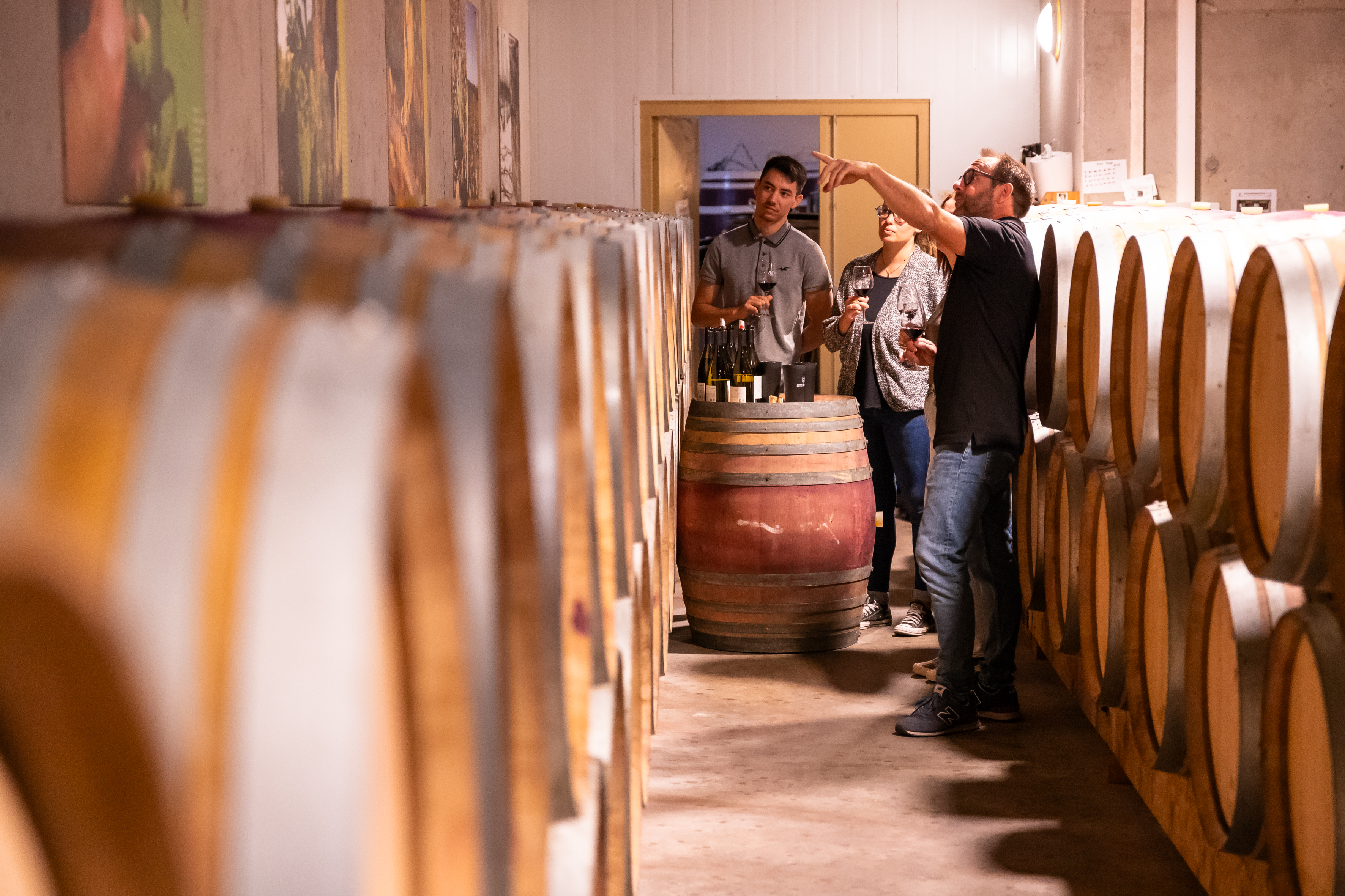 Dégustation de vin dans un chai à barriques