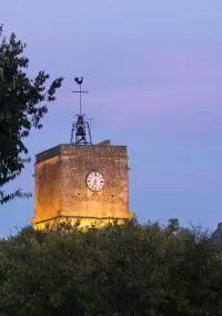 Vue sur un clocher du Luberon