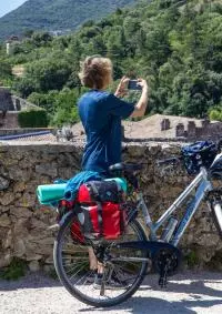 Femmes s'arrêtant à vélo pour prendre une photo du paysage ardéchois