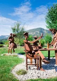 Sculptures présentes sur un rond-point de la route de la Clairette de Die