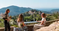 Echanges avec la vigneronne sur la terrasse de la Ferme Saint Martin