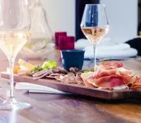 Planche à déguster avec un verre de vin blanc