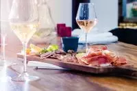 Planche à déguster avec un verre de vin blanc