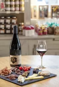 Plateau de formages et charcuteries pendant une dégustation au domaine de Montine