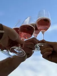 Verres de vin au château Rochecolombe