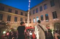 Concert lors d'une soirée d'été à la Maison des Vins d'Avignon