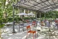 Terrasse ombragée du Bistro de Montcaud à Sabran