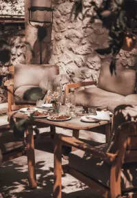 Brunch servi sur un salon de jardin au Domaine de Panéry