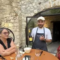 Un vigneron du domaine Tour Paradis présente une cuvée lors d'une dégustation commentée