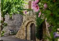 Rue de la ville d'Aiguèze dans le Gard