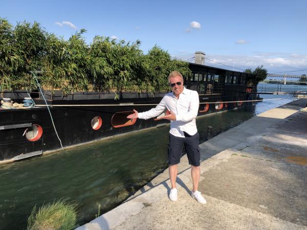 Bed and Bicycle ( La Péniche )
